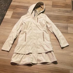 Athleta Shelter Cove Hooded Ruffled hem.   Active Rain Coat Beige Ivory SZ Small
